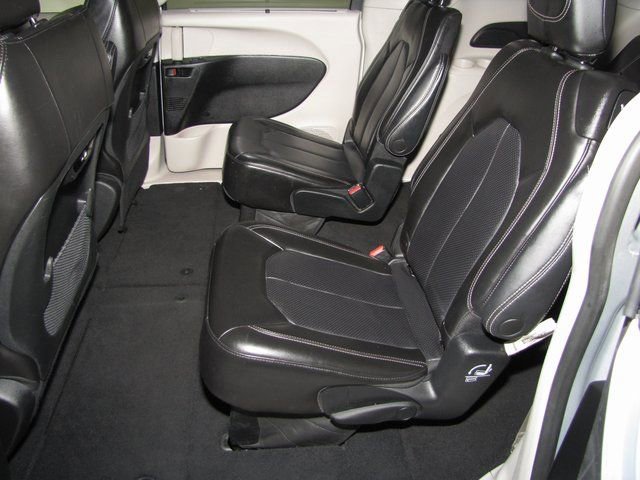 Used 2023 Chrysler Pacifica Touring-L image 12