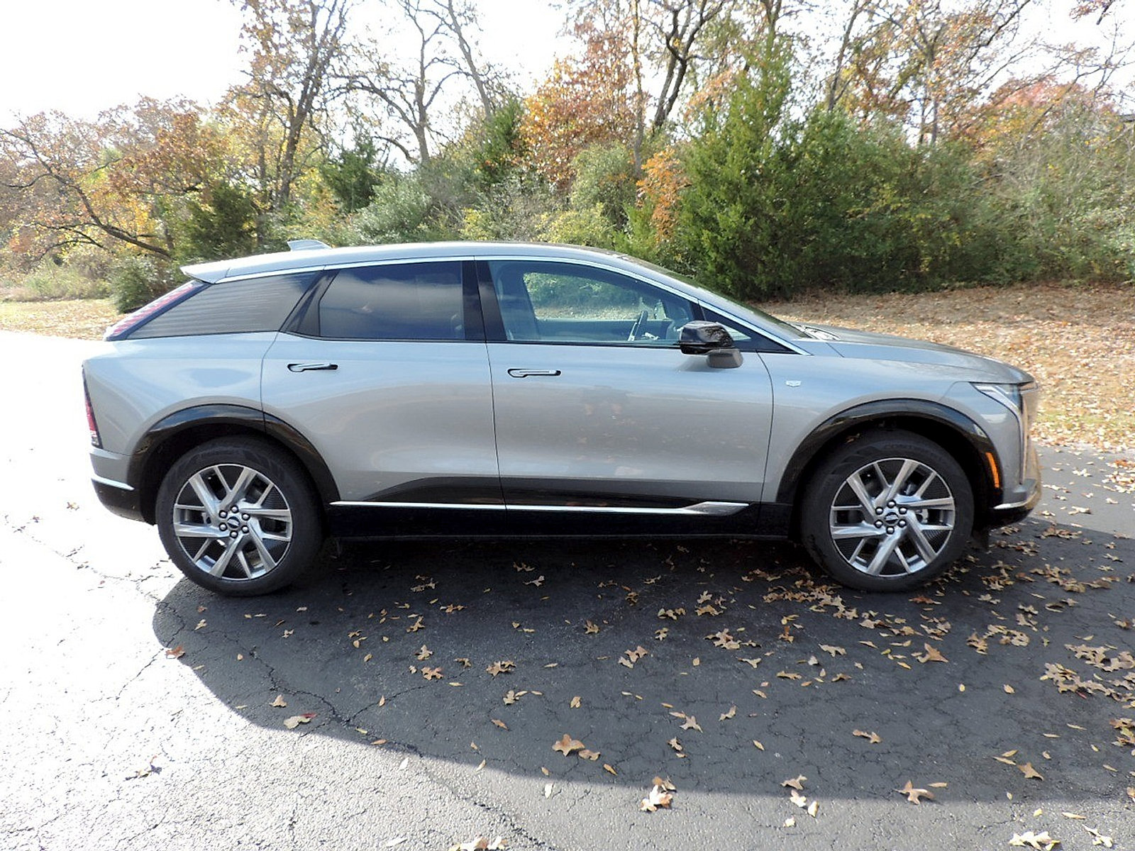 New 2026 Cadillac Optiq Luxury 2 image 4