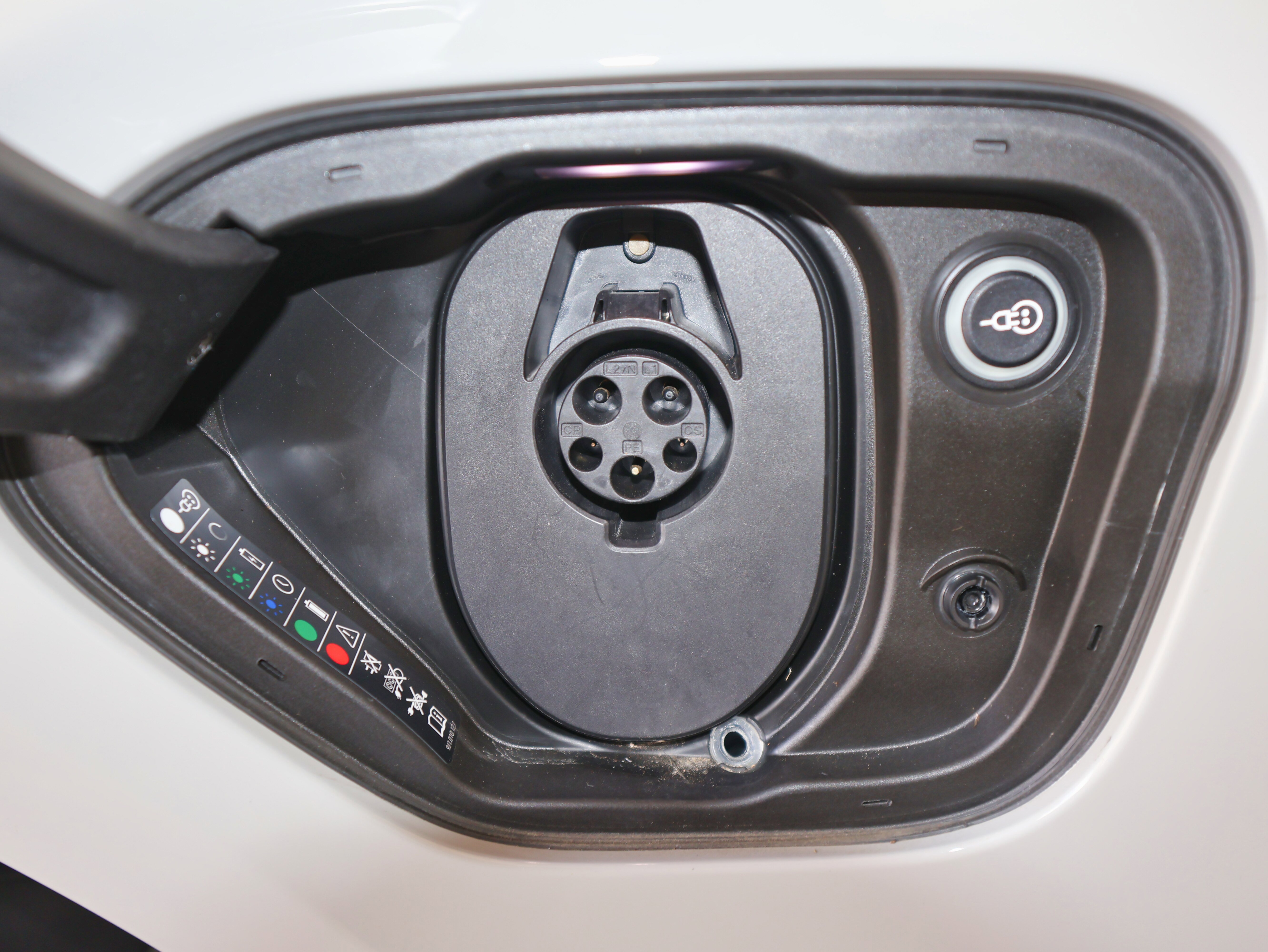 Used 2022 Porsche Taycan 4S image 16