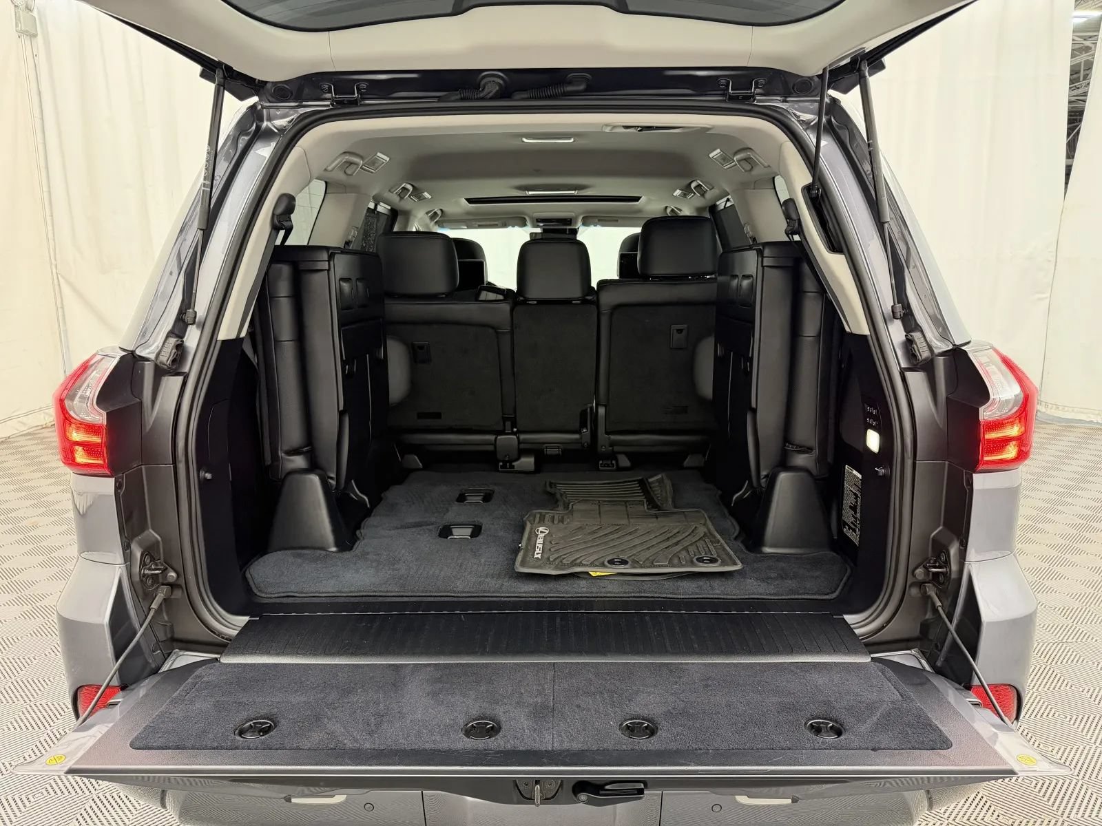 Used 2016 Lexus LX 570 4WD w/ Luxury Package image 35
