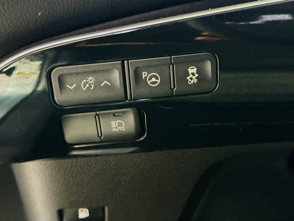 Used 2017 Toyota Prius Two w/ Prius Two Safety Plus Package FWD image 10