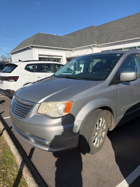 Used 2014 Chrysler Town & Country Touring image 5
