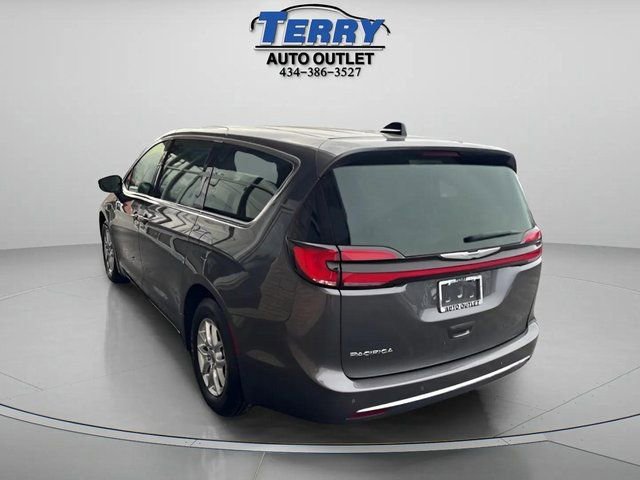 Used 2023 Chrysler Pacifica Touring-L image 5
