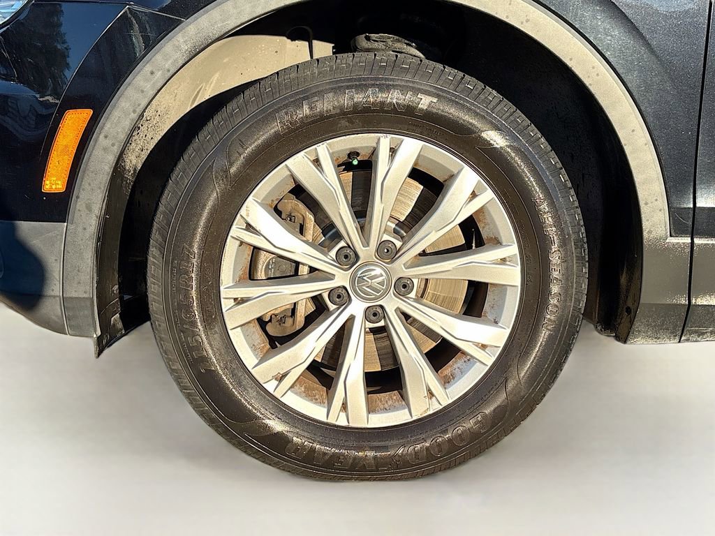Used 2018 Volkswagen Tiguan SE w/ Front Fog Lights Package image 32