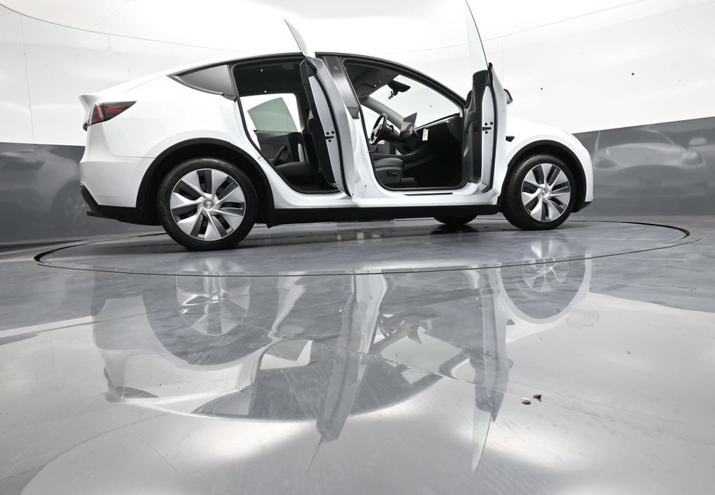 Used 2024 Tesla Model Y Long Range AWD/4WD image 48
