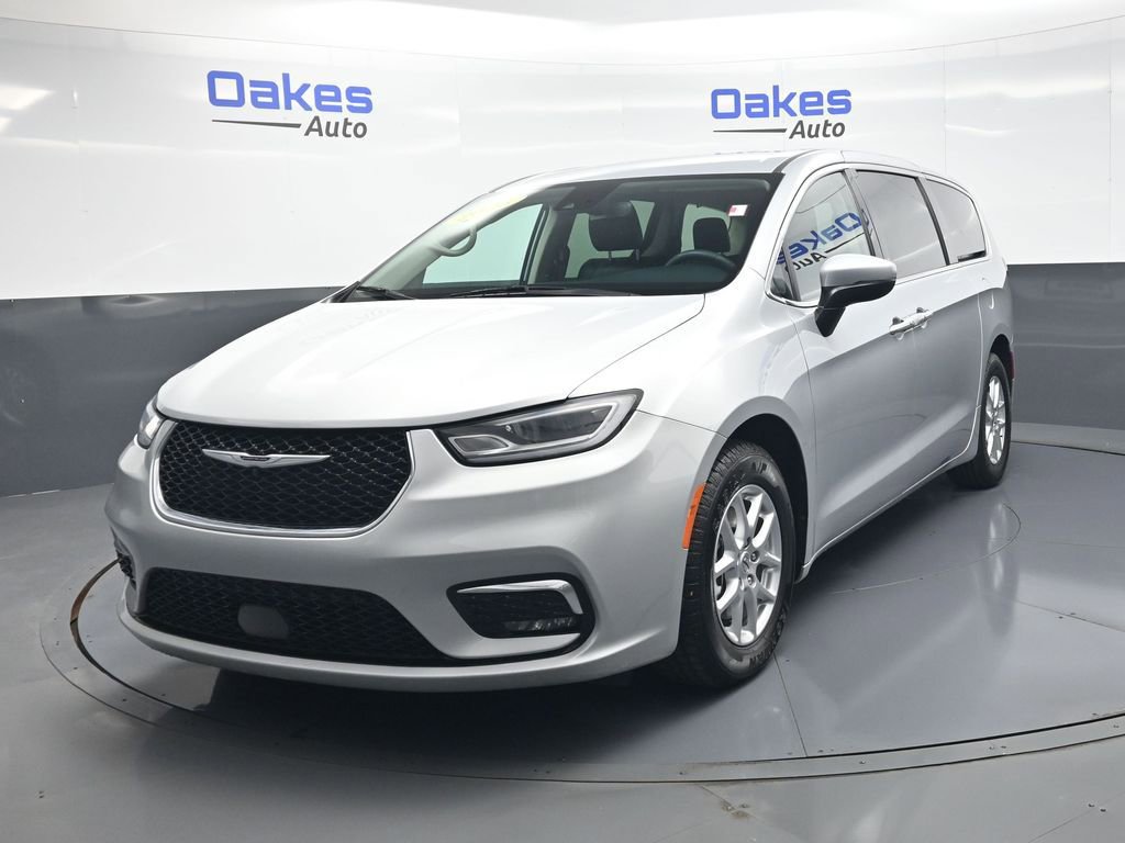 Used 2023 Chrysler Pacifica Touring-L FWD image 4