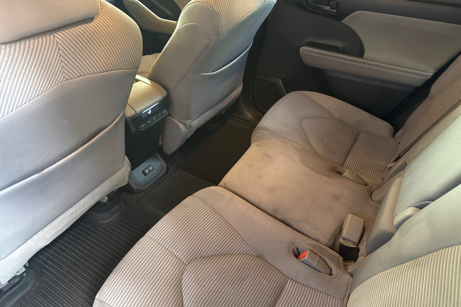 Used 2021 Toyota Highlander LE AWD/4WD image 16