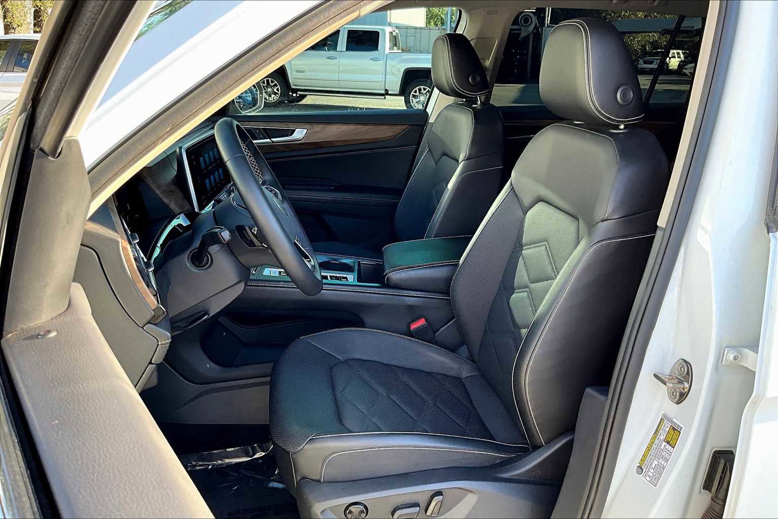 Certified 2024 Volkswagen Atlas SE image 16