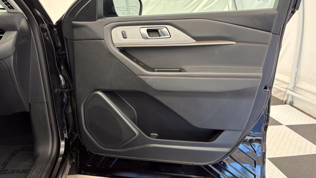 Used 2025 Ford Explorer Active AWD/4WD image 30
