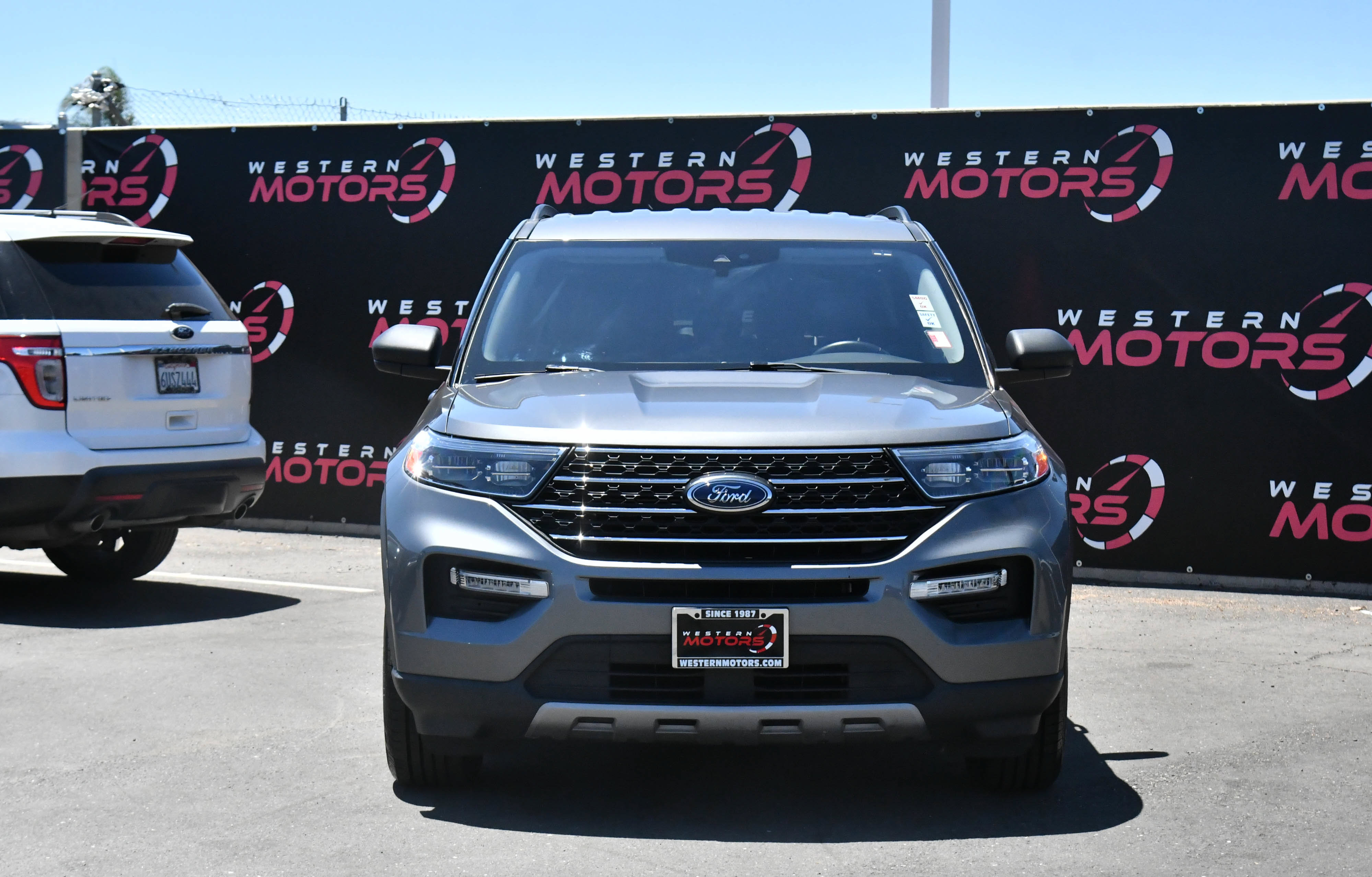 Used 2023 Ford Explorer XLT w/ Equipment Group 202A RWD image 2