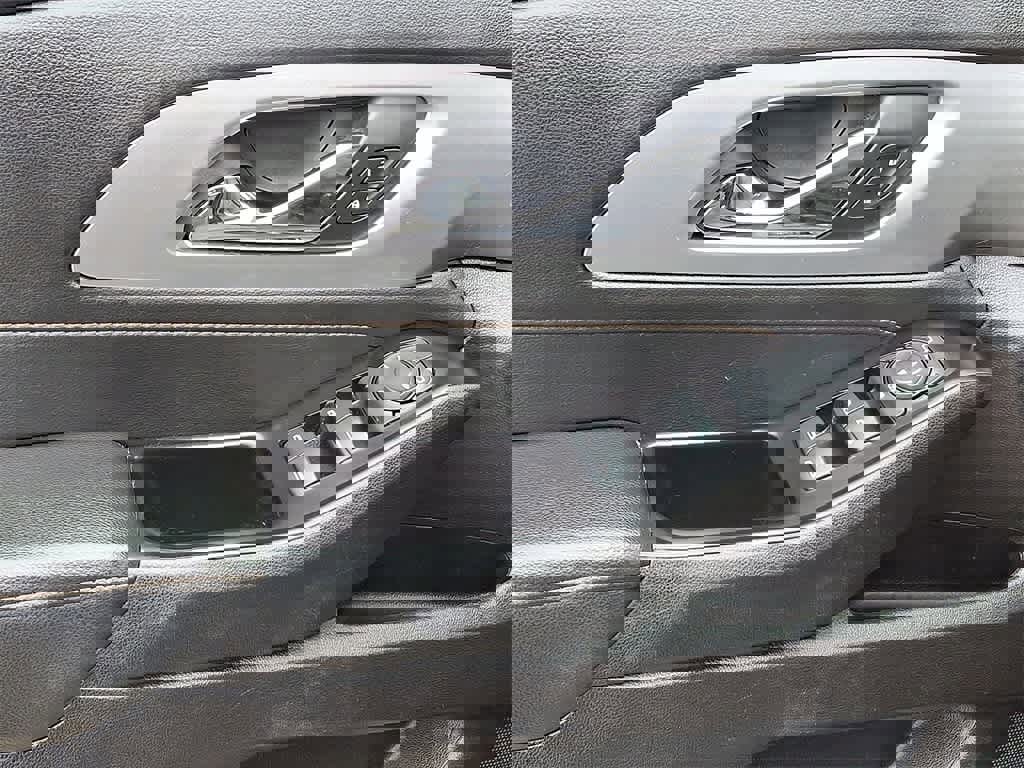 Used 2020 Chevrolet Traverse LT w/ Driver Confidence II Package image 10