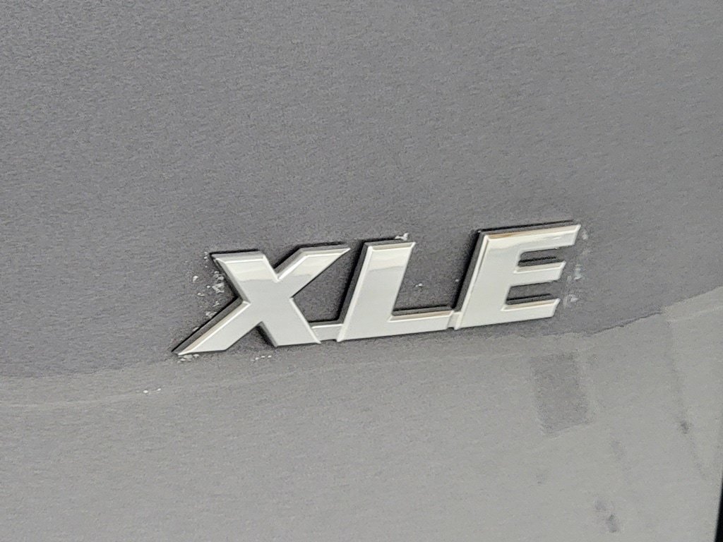 Used 2022 Toyota RAV4 XLE w/ Convenience Package FWD image 9