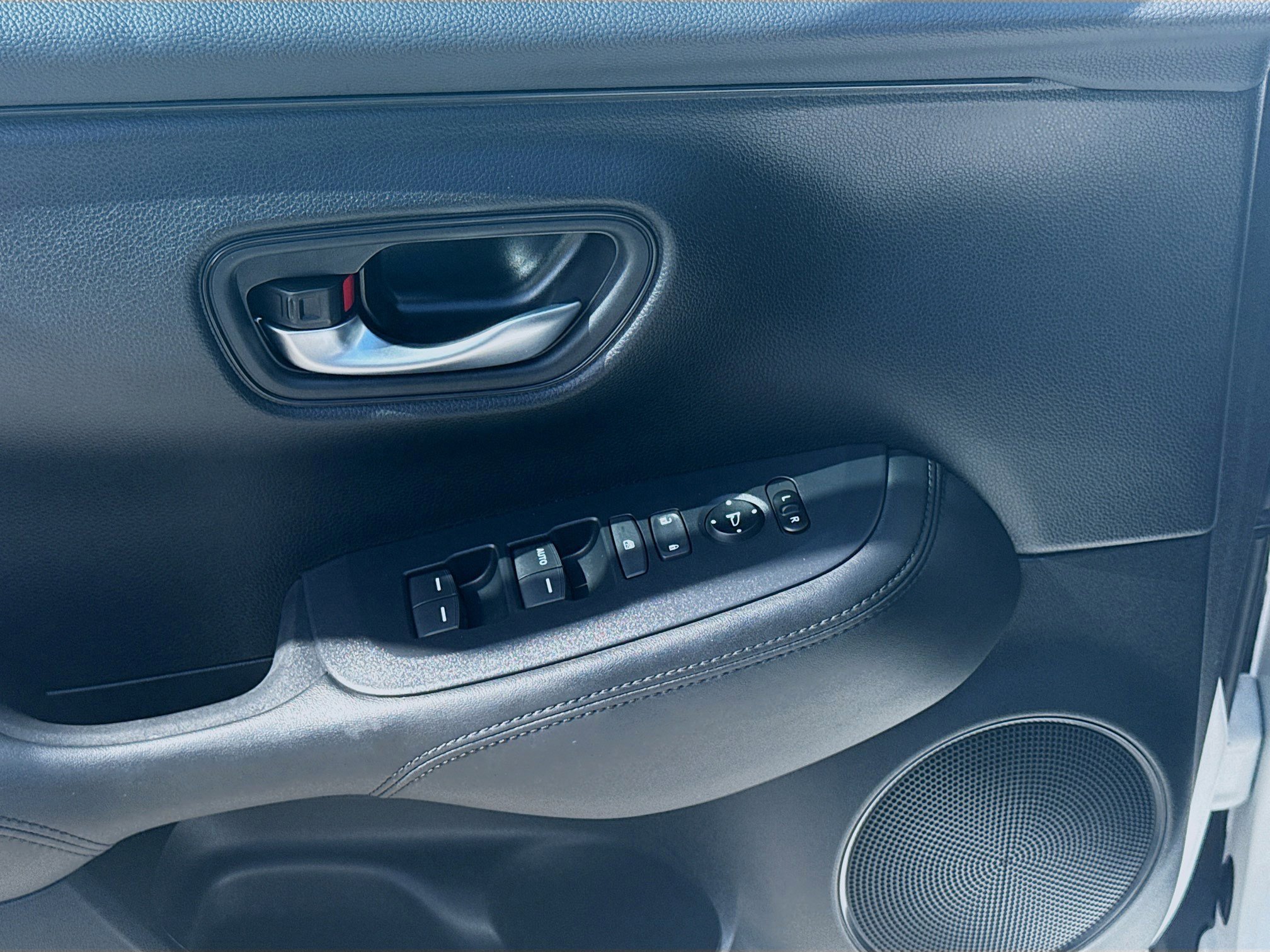 Certified 2025 Honda HR-V LX image 16