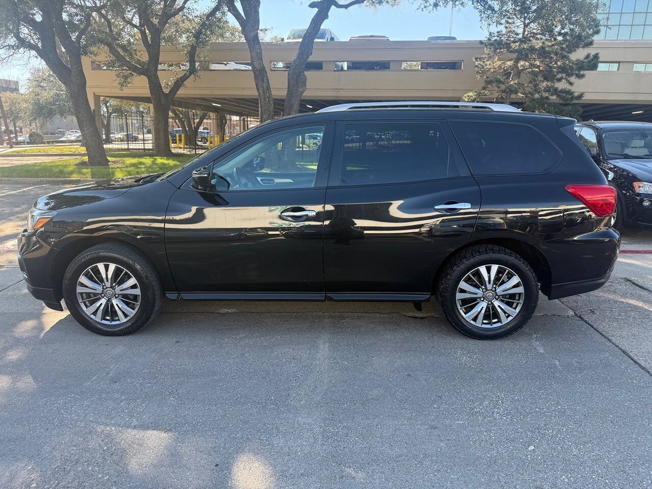 Used 2019 Nissan Pathfinder SL FWD image 3