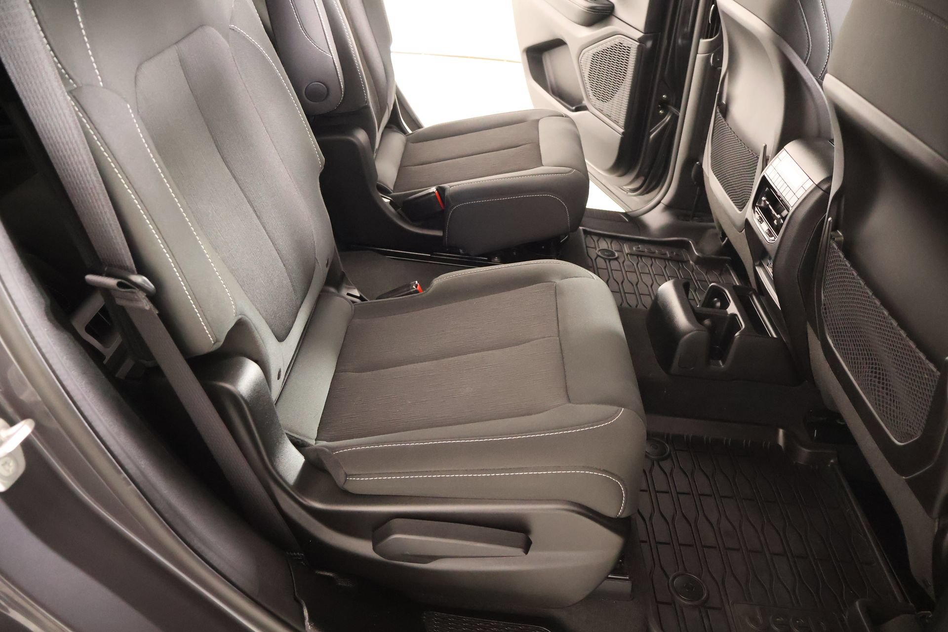 Used 2025 Jeep Grand Cherokee L Laredo AWD/4WD image 14