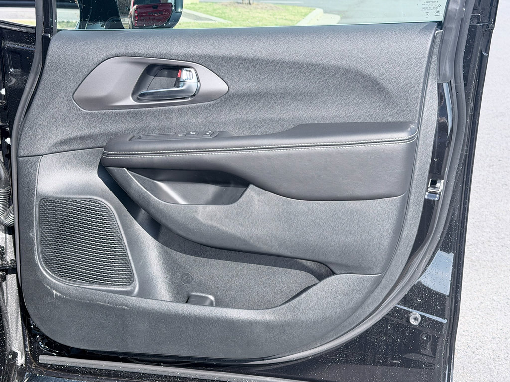 New 2026 Chrysler Pacifica Select image 28