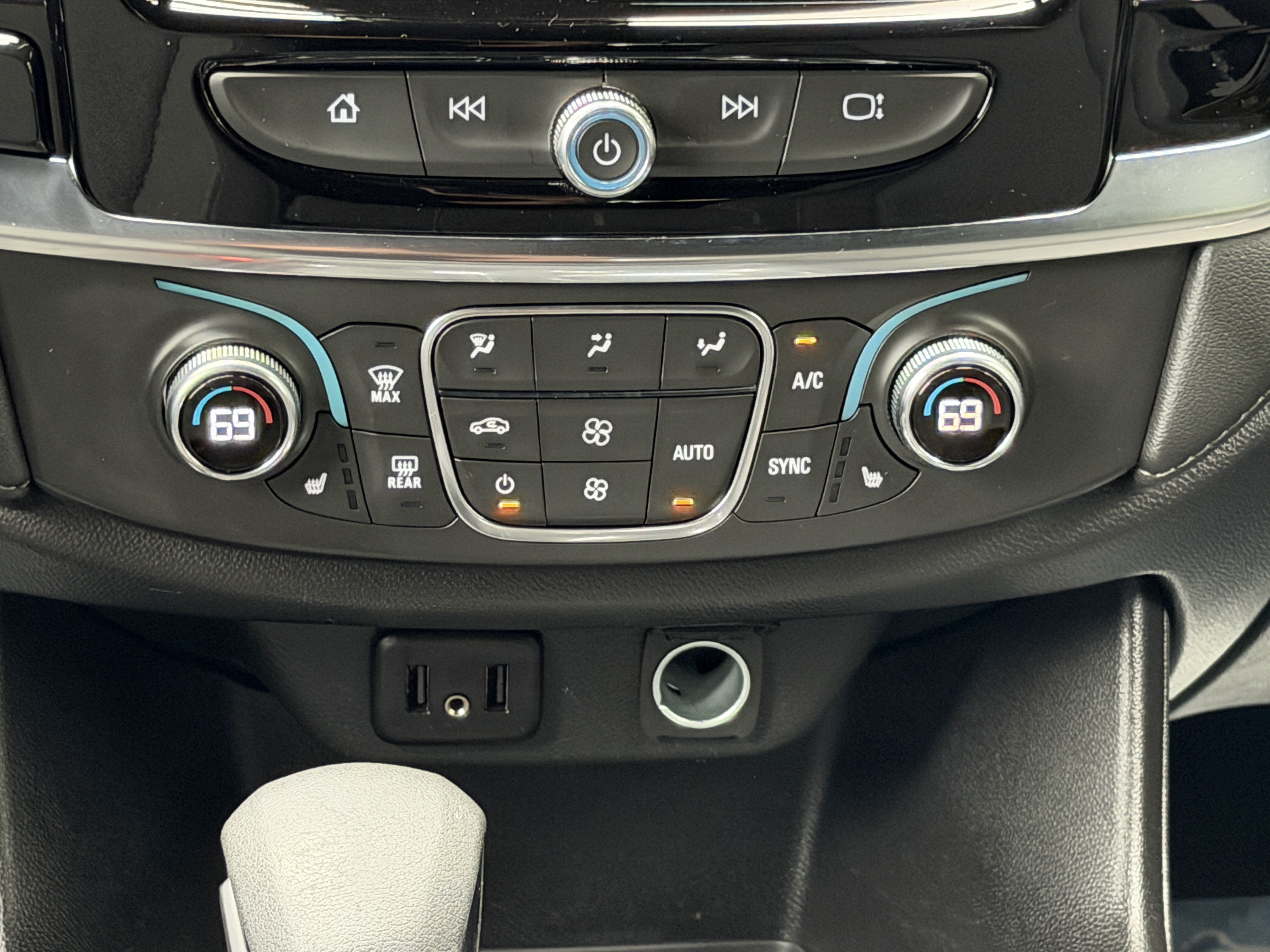 Used 2023 Chevrolet Traverse LT FWD image 23