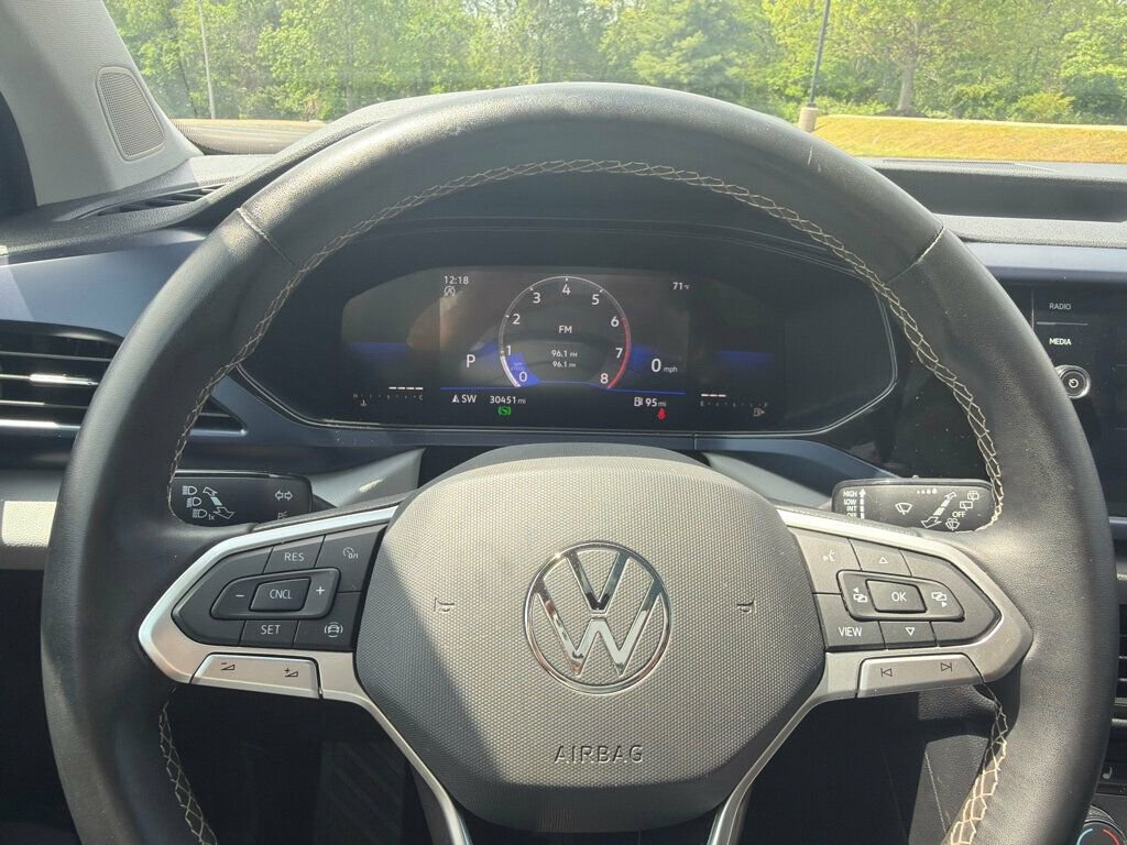 Used 2022 Volkswagen Taos SE w/ Panoramic Sunroof Package image 16
