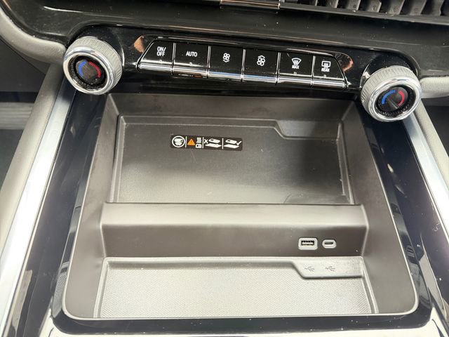 Used 2025 Chevrolet Suburban Z71 AWD/4WD image 23