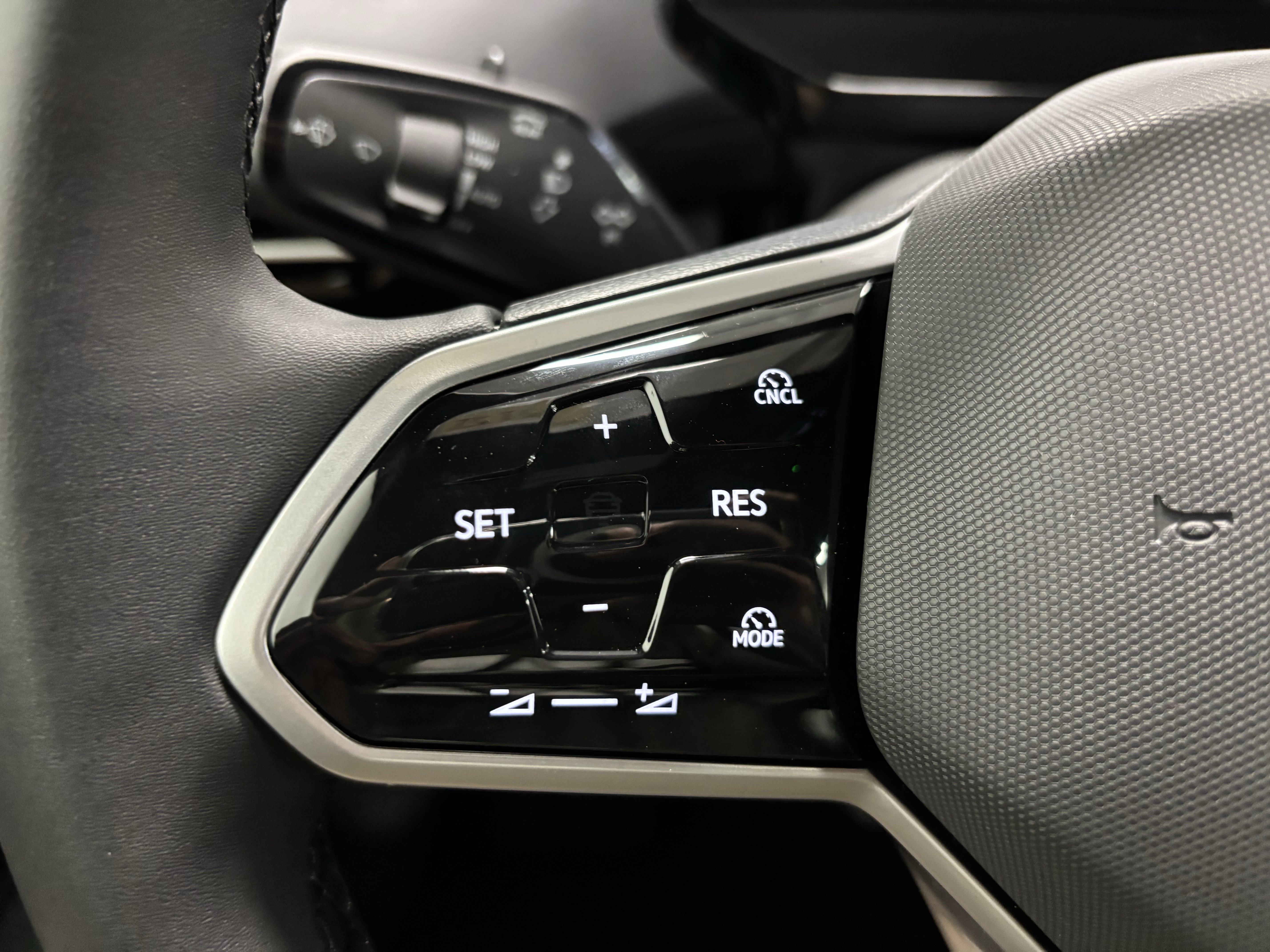 New 2025 Volkswagen ID.4 Pro image 25