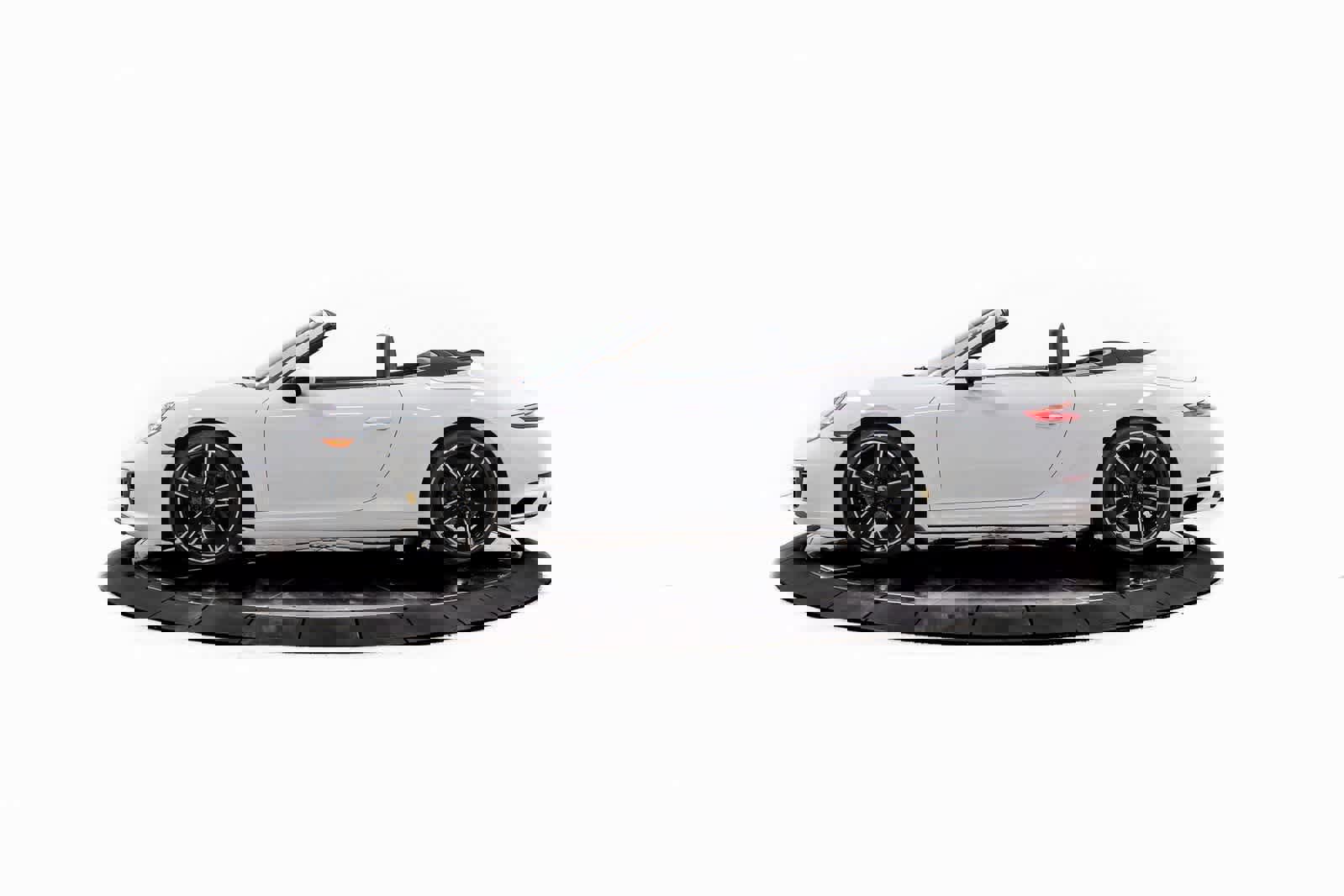 Certified 2018 Porsche 911 Carrera image 2