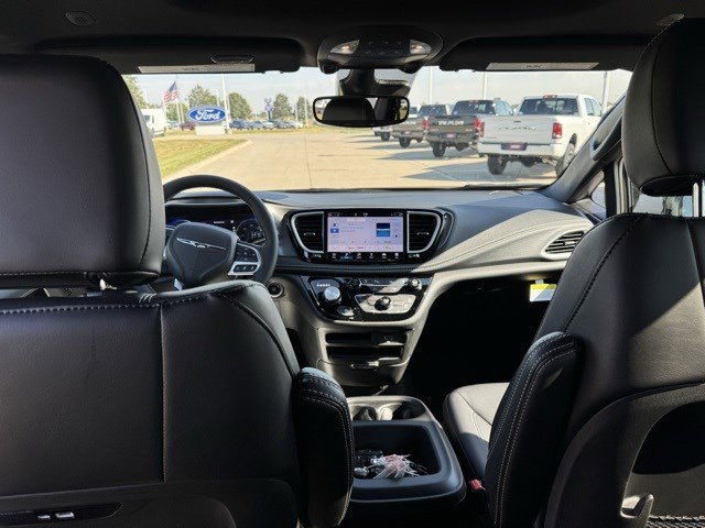 New 2026 Chrysler Pacifica Select image 32