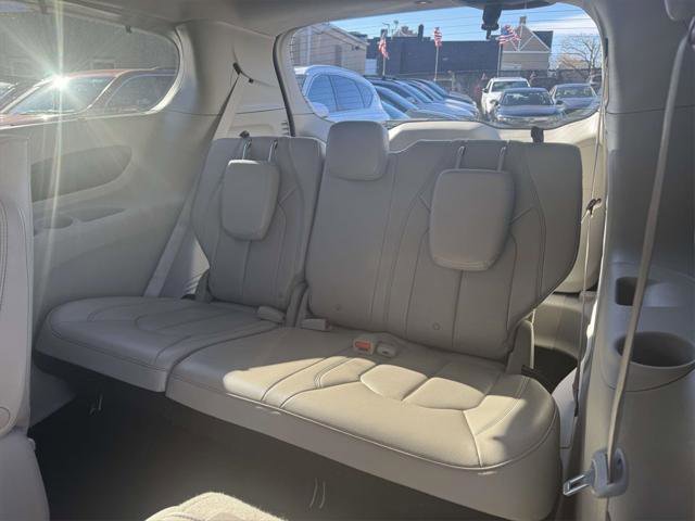 Used 2019 Chrysler Pacifica Touring-L image 10
