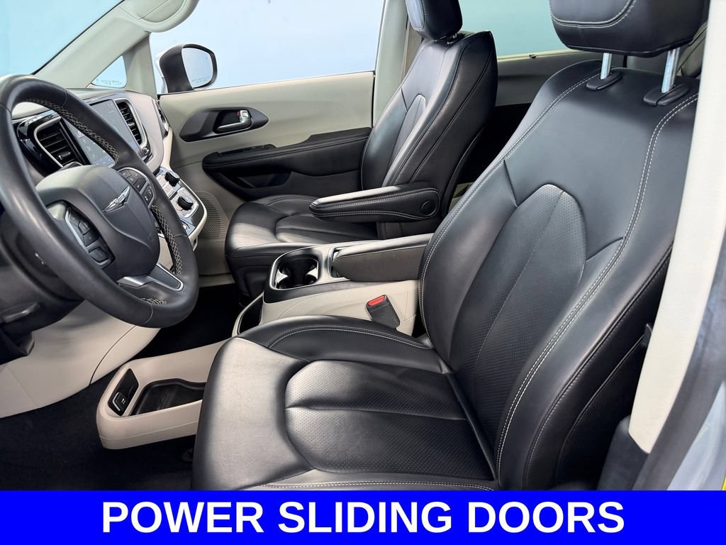 Used 2023 Chrysler Pacifica Touring-L FWD image 5