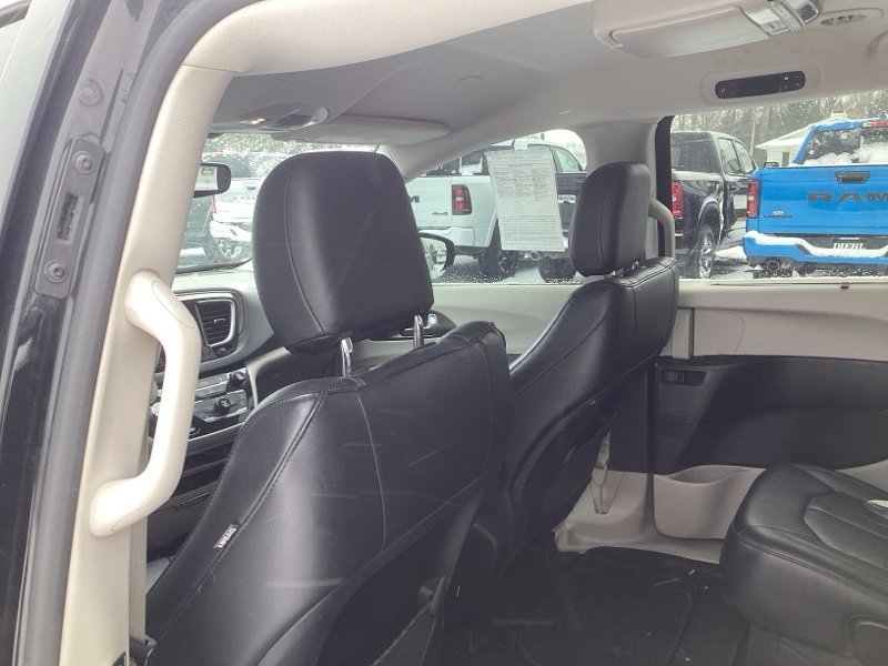 Used 2017 Chrysler Pacifica Touring-L image 14