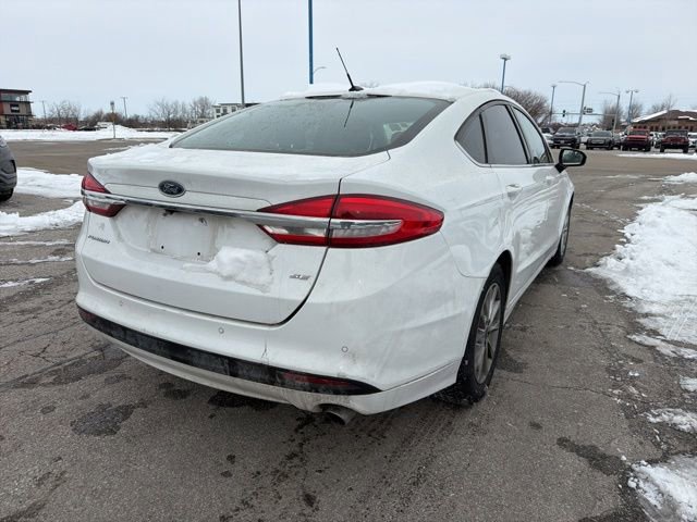 Used 2017 Ford Fusion SE w/ Fusion SE Technology Package image 4