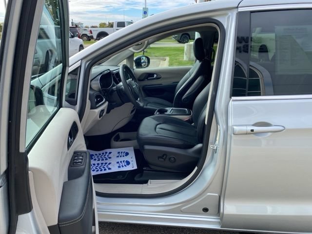 Used 2024 Chrysler Pacifica Touring-L FWD image 12