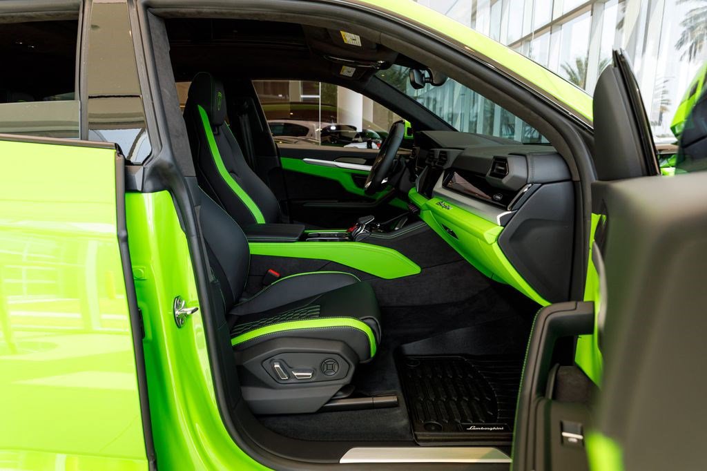 Used 2025 Lamborghini Urus SE image 31