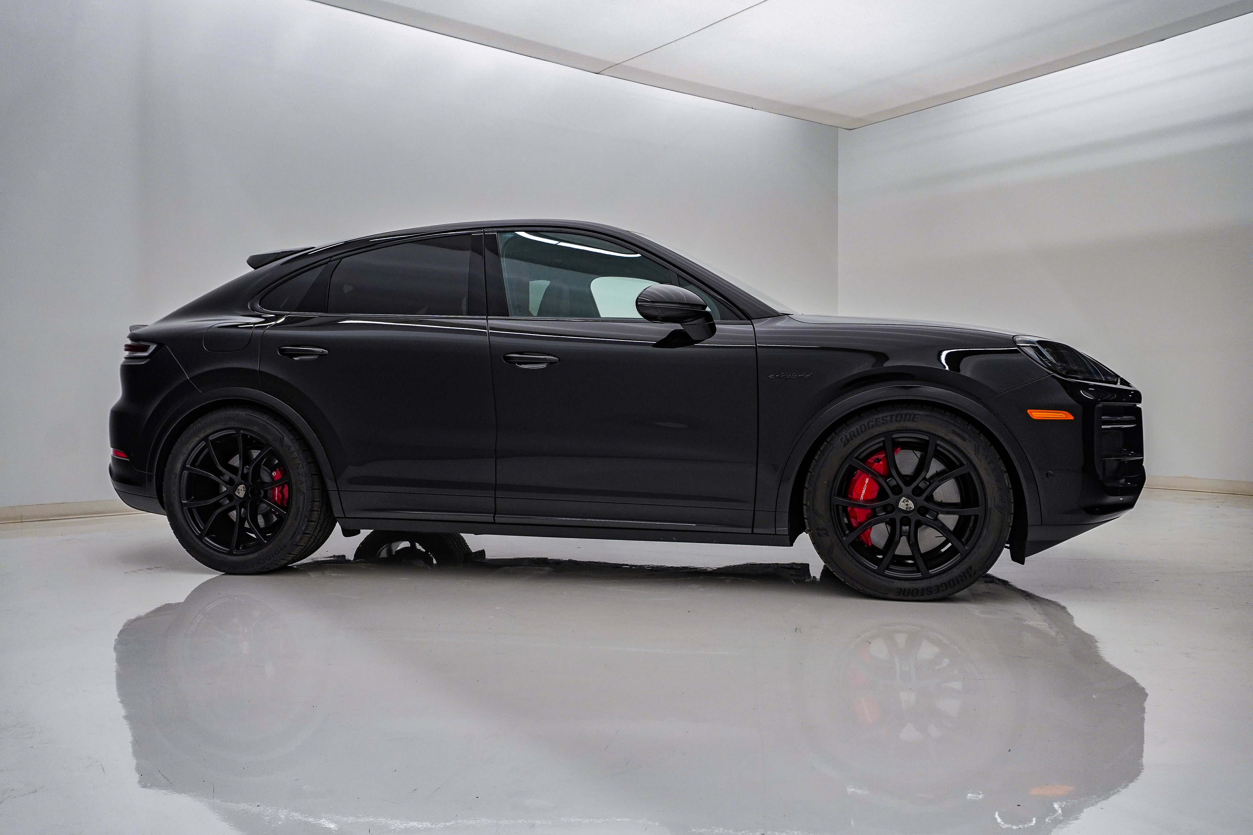Certified 2025 Porsche Cayenne Turbo AWD/4WD image 9