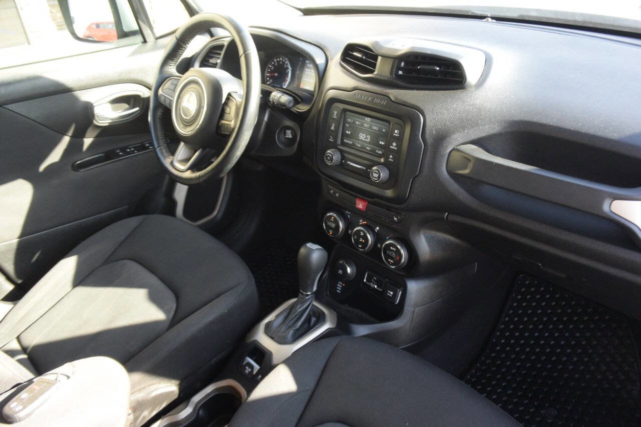 Used 2017 Jeep Renegade Latitude w/ Popular Equipment Group image 32