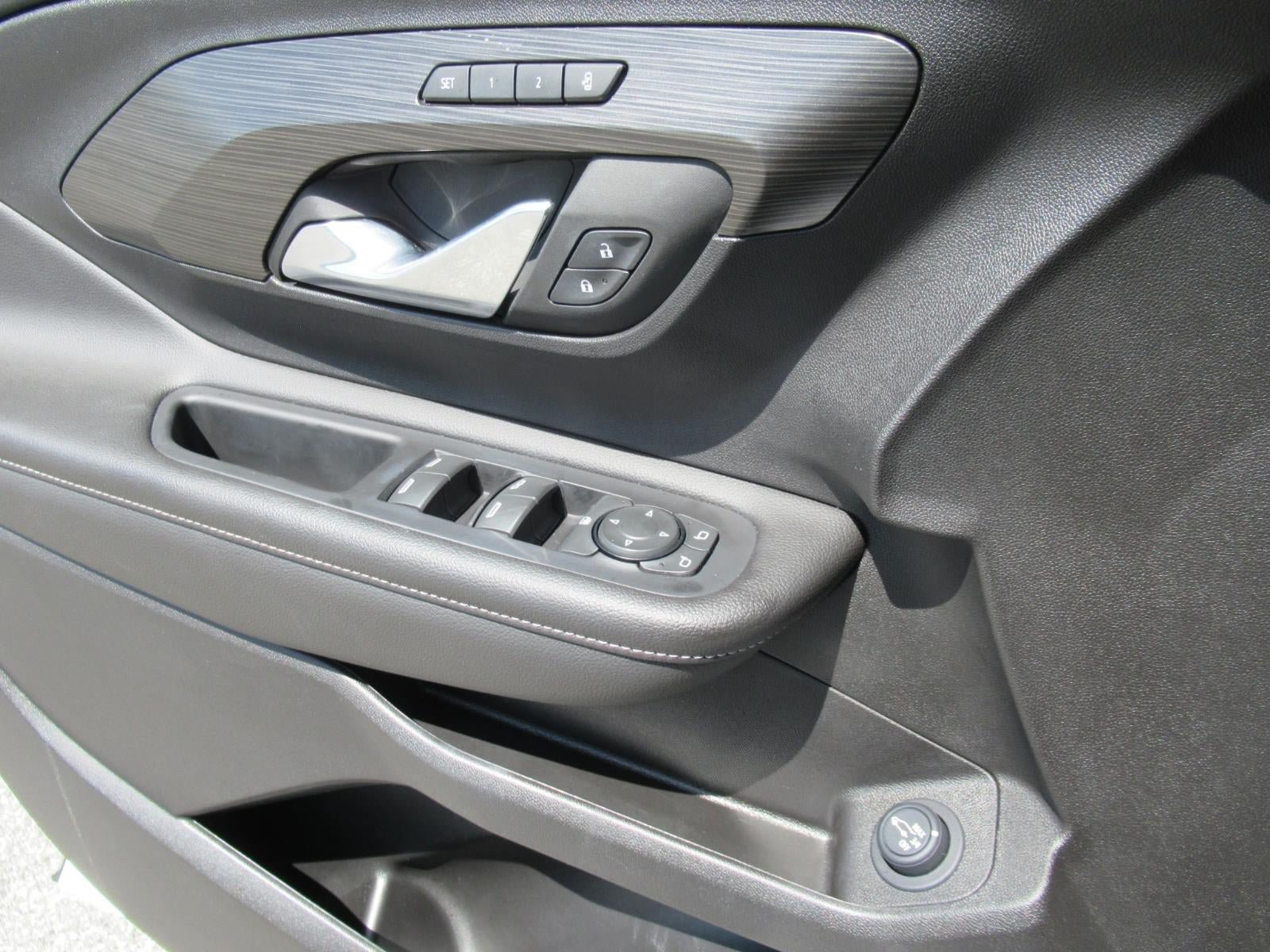 Used 2024 GMC Terrain SLT w/ Tech Package FWD image 19