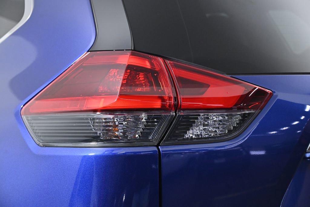 Used 2019 Nissan Rogue SV w/ Sun & Sound Touring Package image 8