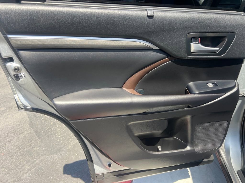 Used 2019 Toyota Highlander Limited FWD image 37