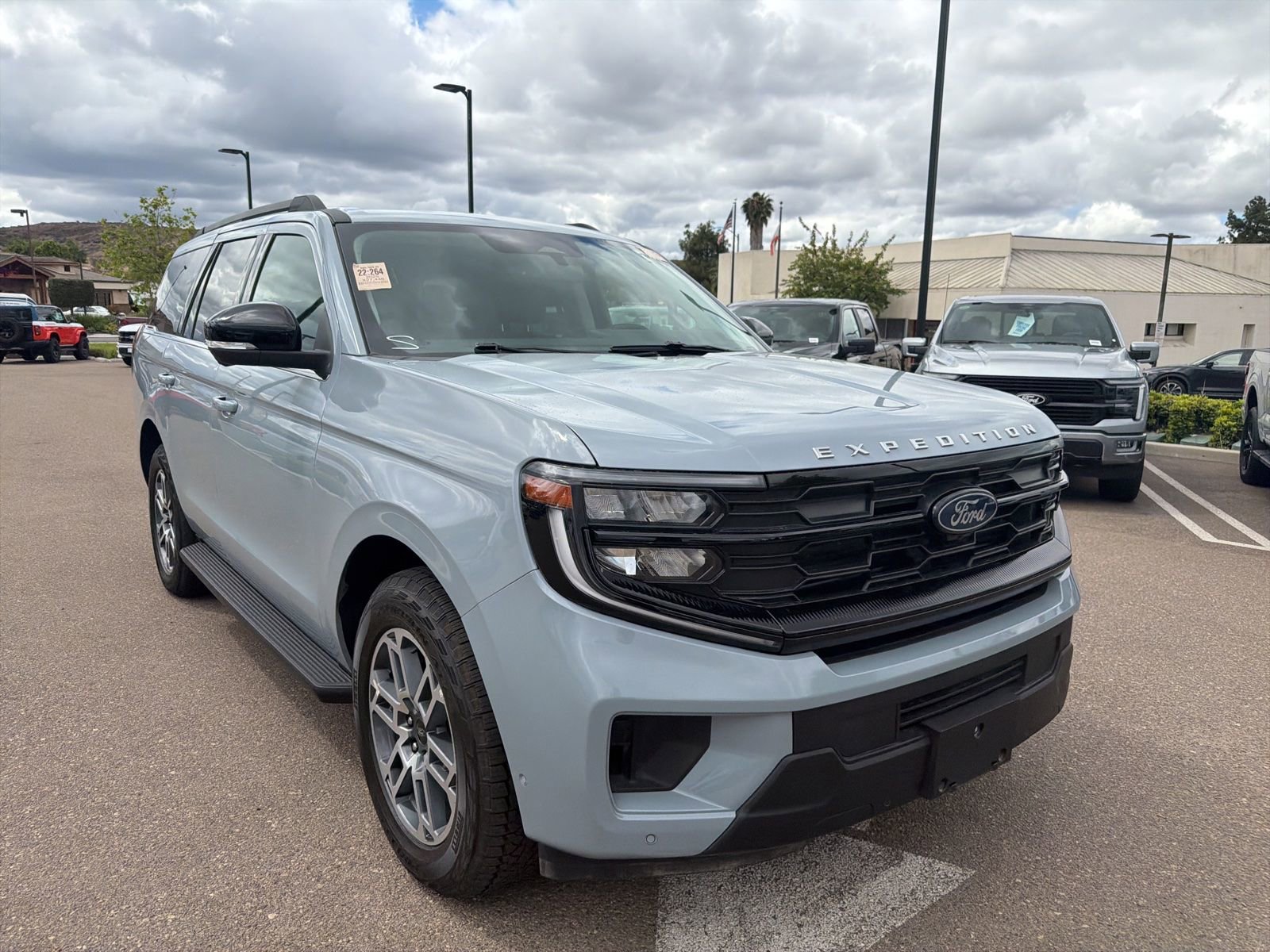 Used 2025 Ford Expedition Active AWD/4WD image 3