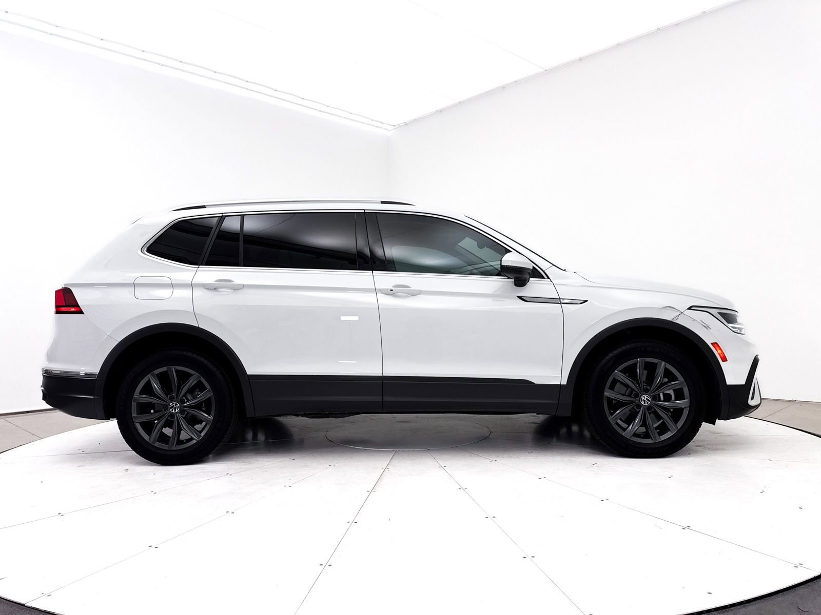 Used 2022 Volkswagen Tiguan SE FWD image 37