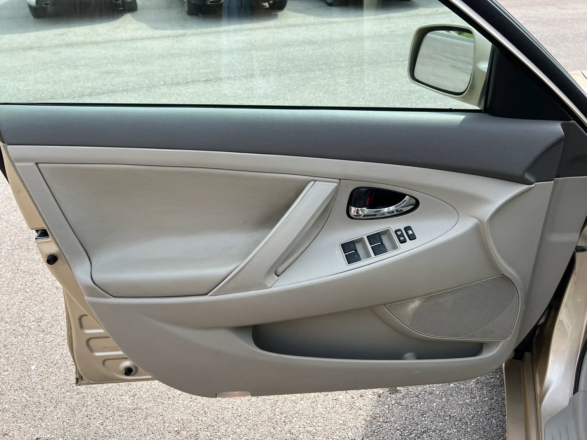 Used 2010 Toyota Camry FWD image 17
