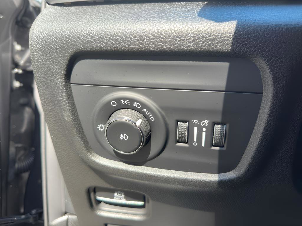 Used 2023 Jeep Grand Cherokee Limited w/ Black Appearance Package image 24