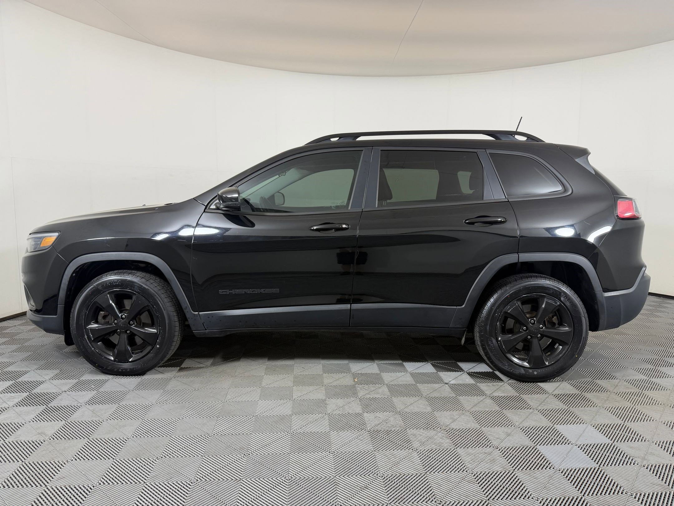 Used 2019 Jeep Cherokee Latitude Plus AWD/4WD image 2