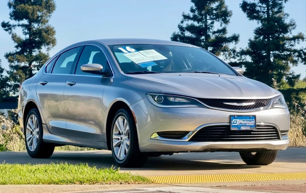 Used 2016 Chrysler 200 Limited FWD image 1