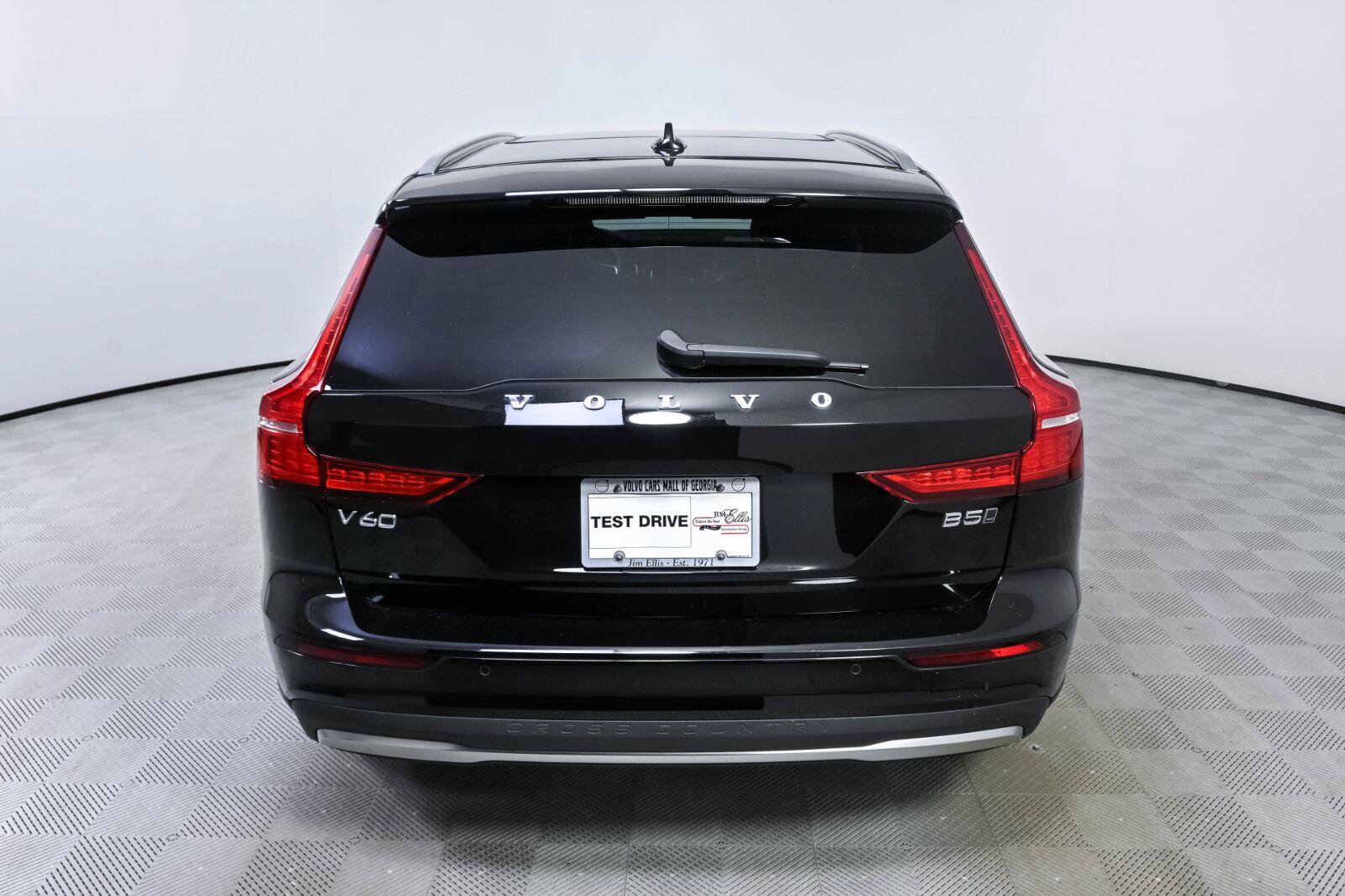 Certified 2025 Volvo V60 B5 Cross Country Ultra AWD/4WD image 28