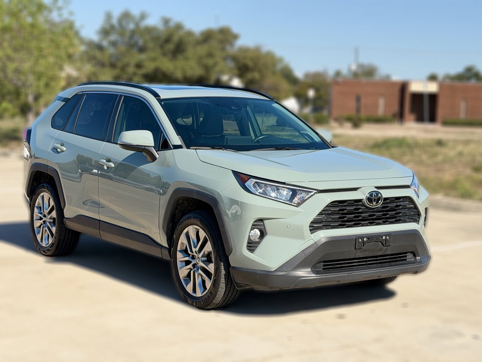 Used 2020 Toyota RAV4 XLE Premium FWD image 5