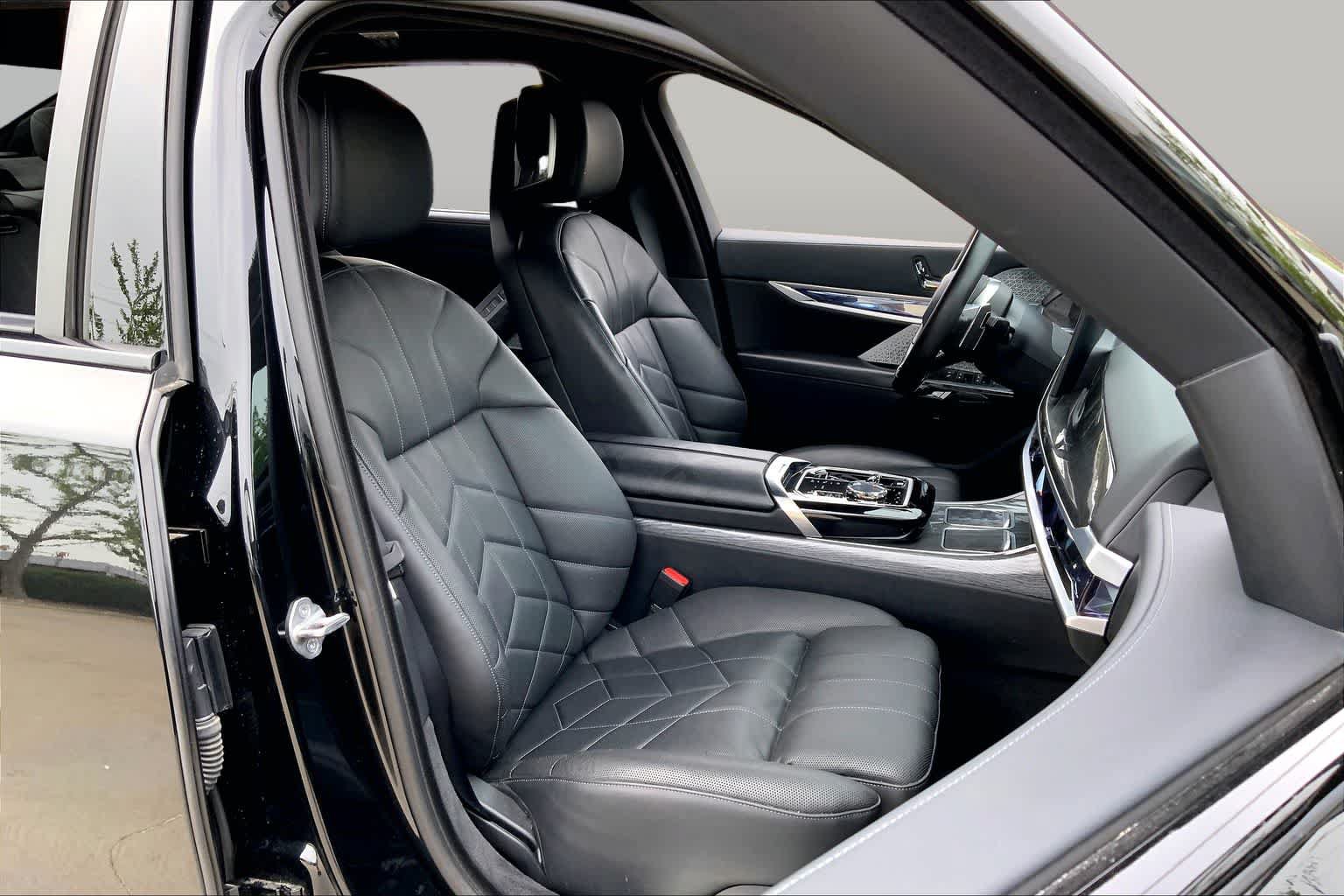Used 2024 BMW 760i xDrive w/ Executive Package AWD/4WD image 8