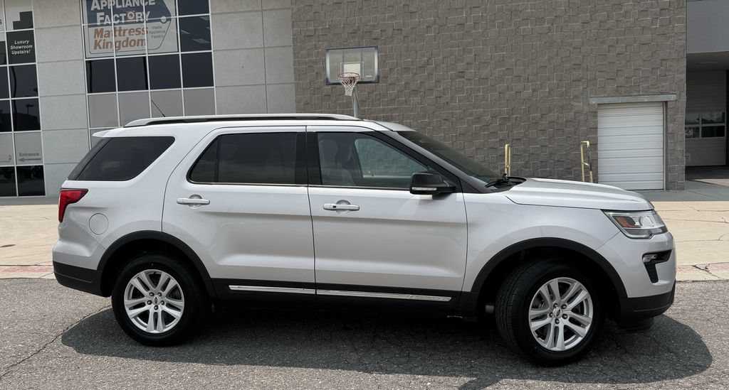 Used 2018 Ford Explorer XLT w/ Equipment Group 202A AWD/4WD image 5