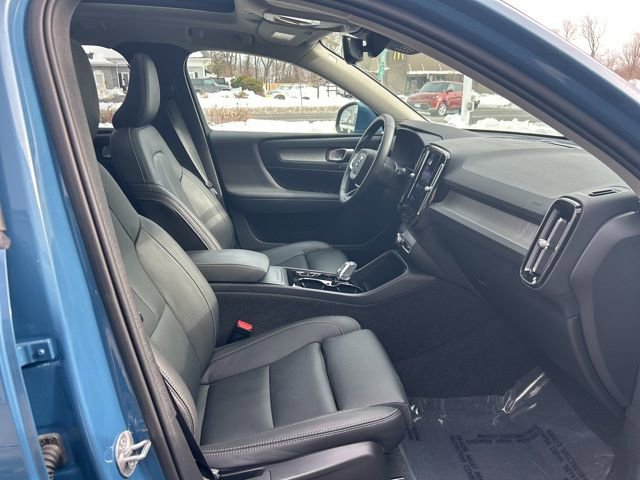 Certified 2025 Volvo XC40 B5 Plus image 15