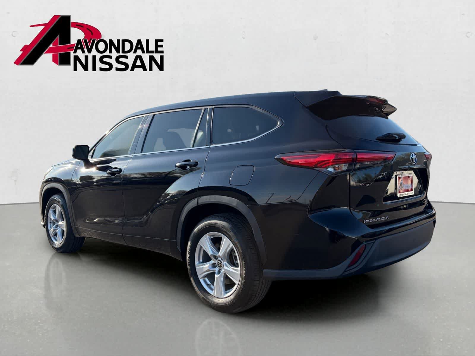 Used 2021 Toyota Highlander LE FWD image 3