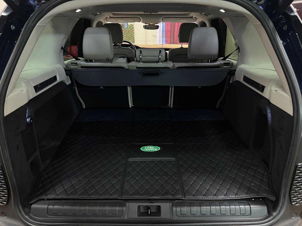 Used 2018 Land Rover Discovery SE image 13